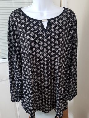 Liz Claiborne Black and White Geometric Long-Sleeve Top